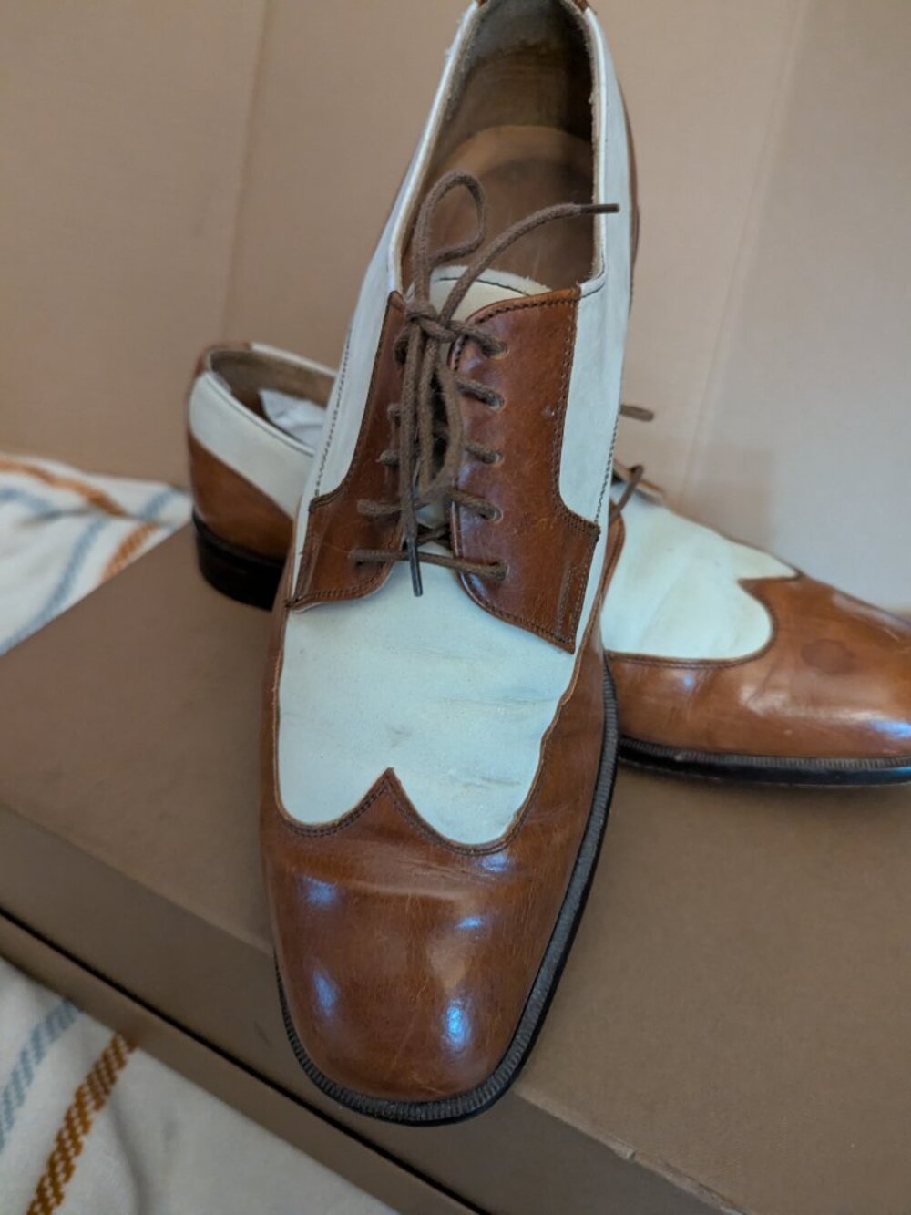 JOHNSTON & MURPHY derby shoes featuring a wingtip brogue design 9